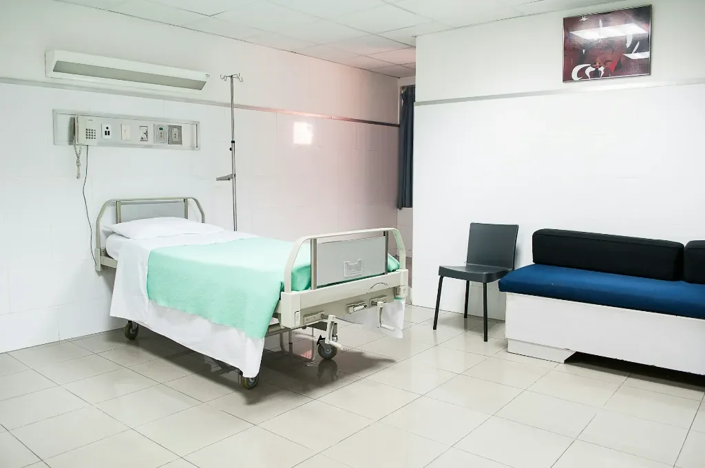 Niewidzialna tarcza w placówkach medycznych – jak dekontaminacja chroni zdrowie pacjentów i personelu?